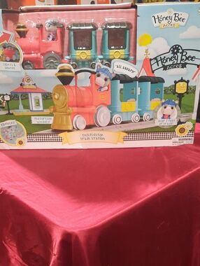 Honeybee Acres Thistlestop Train Station Playset 19 Pieces Lights And Sounds